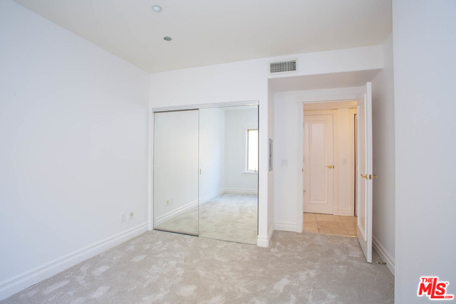 871 GRANVILLE AVE Unit: 301