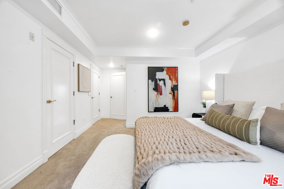 871 GRANVILLE AVE Unit: 301