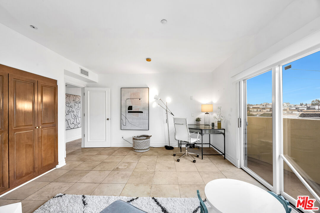 871 GRANVILLE AVE Unit: 301