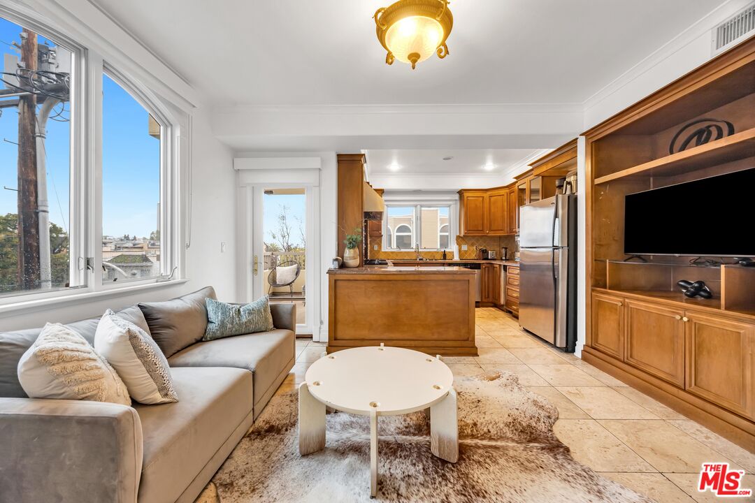 871 GRANVILLE AVE Unit: 301