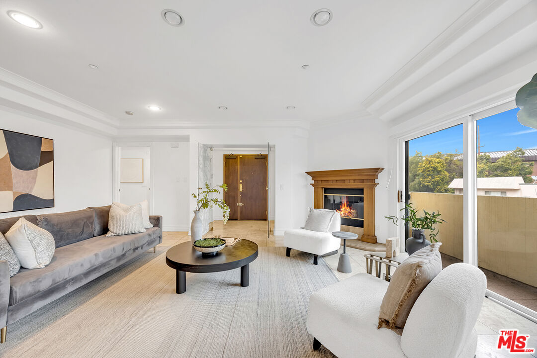 871 GRANVILLE AVE Unit: 301