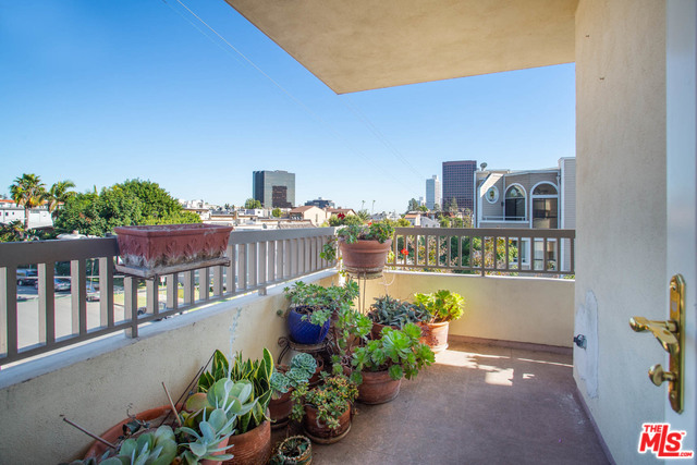 871 GRANVILLE AVE Unit: 301