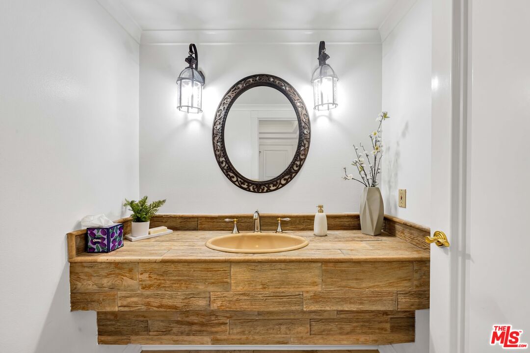 871 GRANVILLE AVE Unit: 301