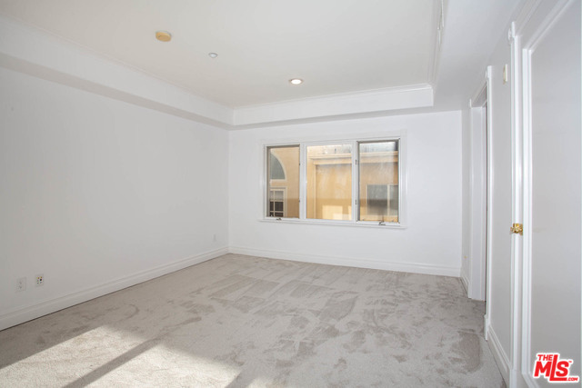 871 GRANVILLE AVE Unit: 301