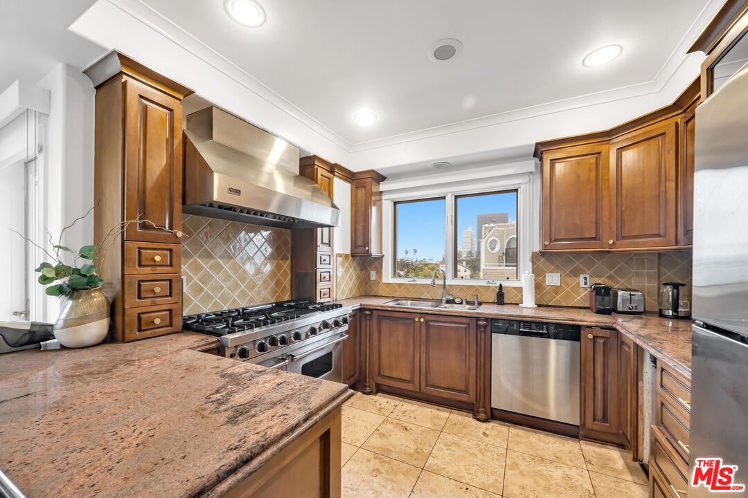 871 GRANVILLE AVE Unit: 301