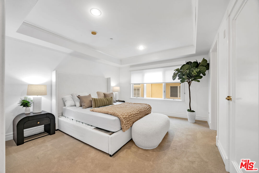 871 GRANVILLE AVE Unit: 301