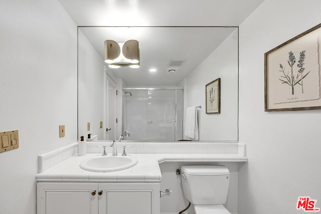 871 GRANVILLE AVE Unit: 301