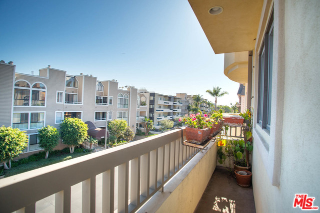 871 GRANVILLE AVE Unit: 301