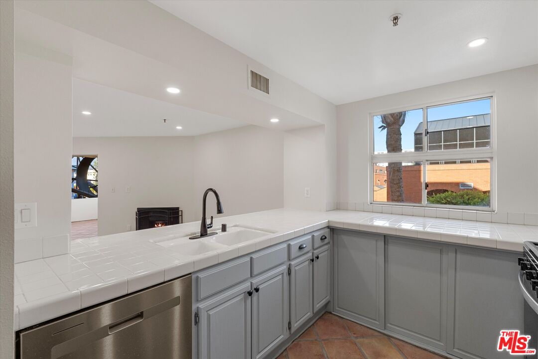 235 Main St Unit: 121