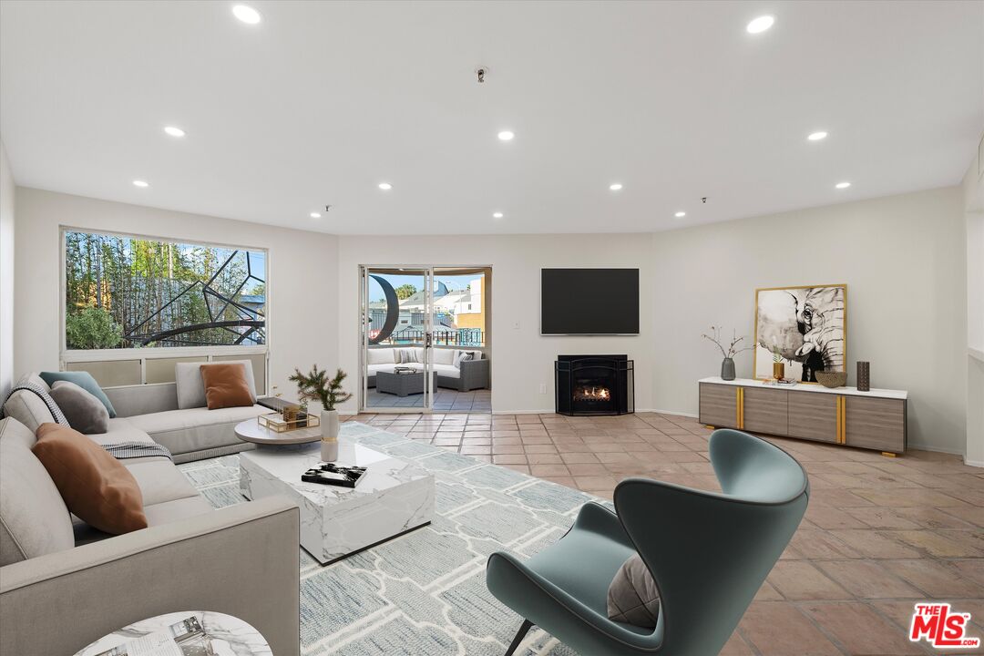 235 Main St Unit: 121