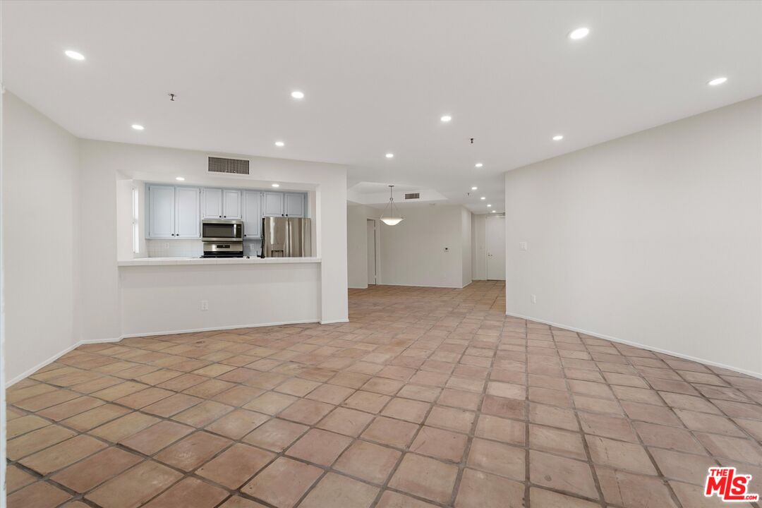 235 Main St Unit: 121