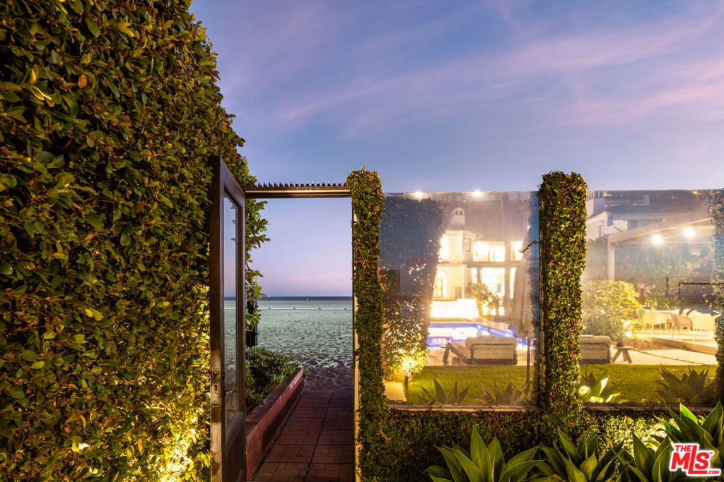 972 Palisades Beach Road