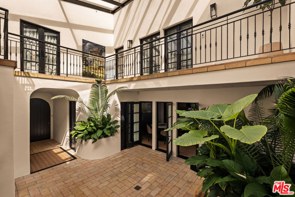 972 Palisades Beach Road