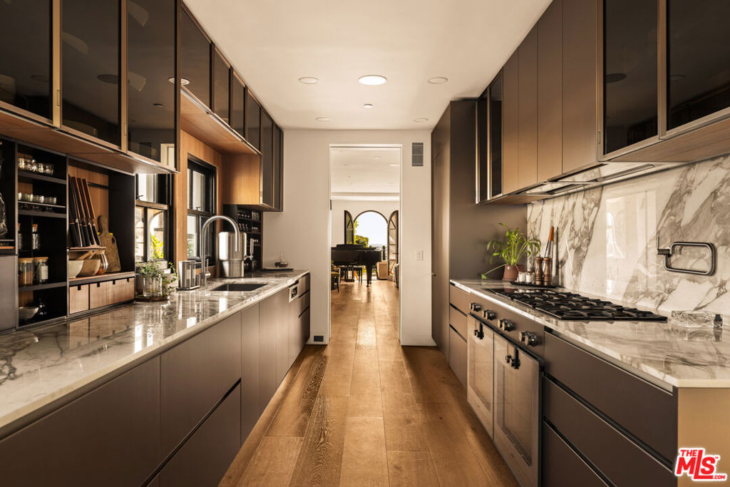 972 Palisades Beach Road