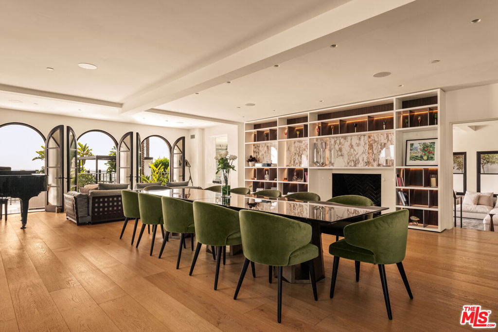 972 Palisades Beach Road