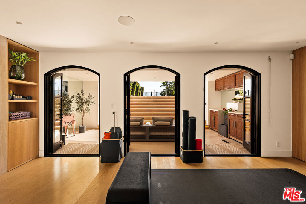 972 Palisades Beach Road