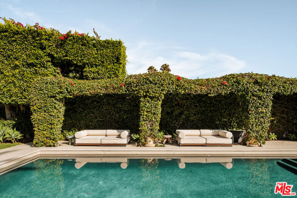 972 Palisades Beach Road