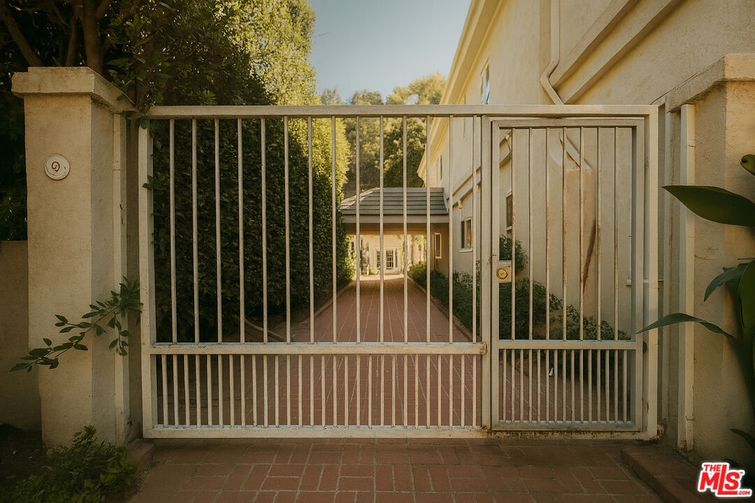 1174 Coldwater Canyon Dr