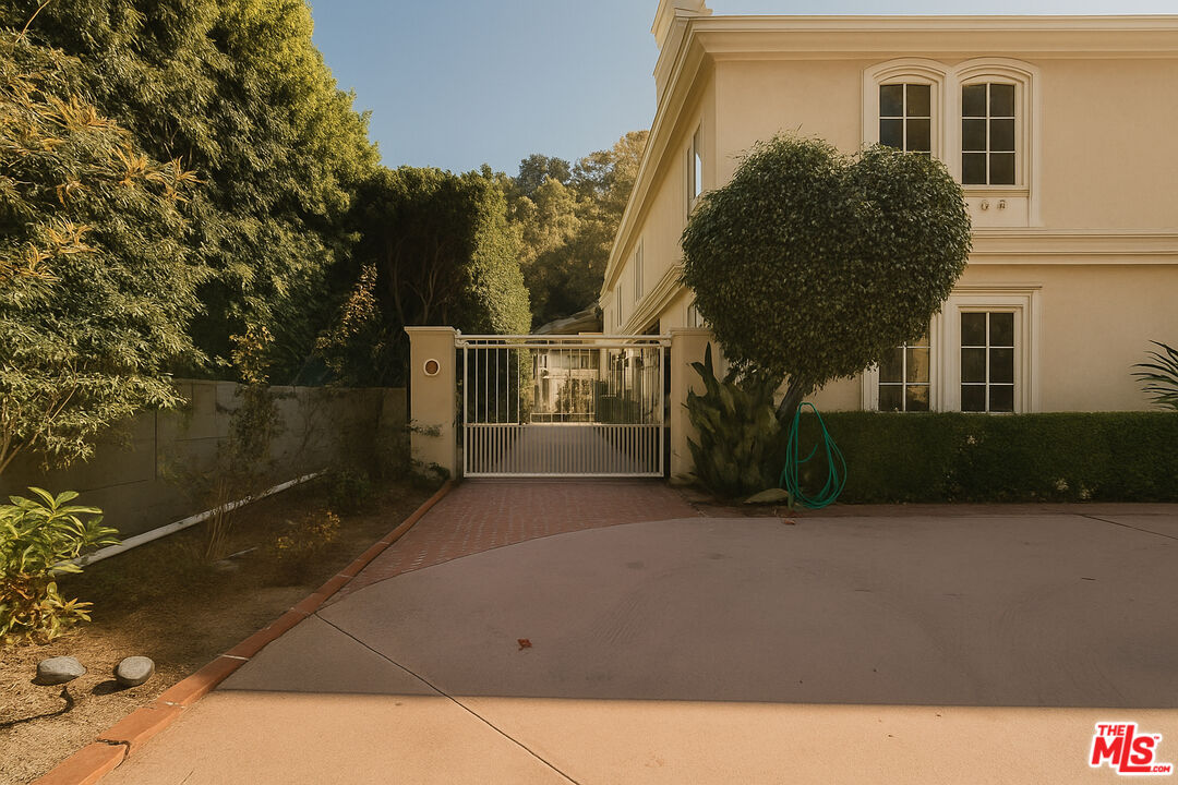 1174 Coldwater Canyon Dr