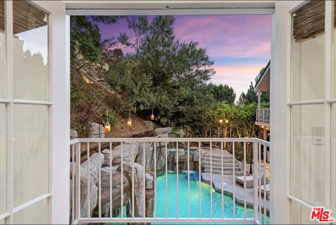 1174 Coldwater Canyon Dr