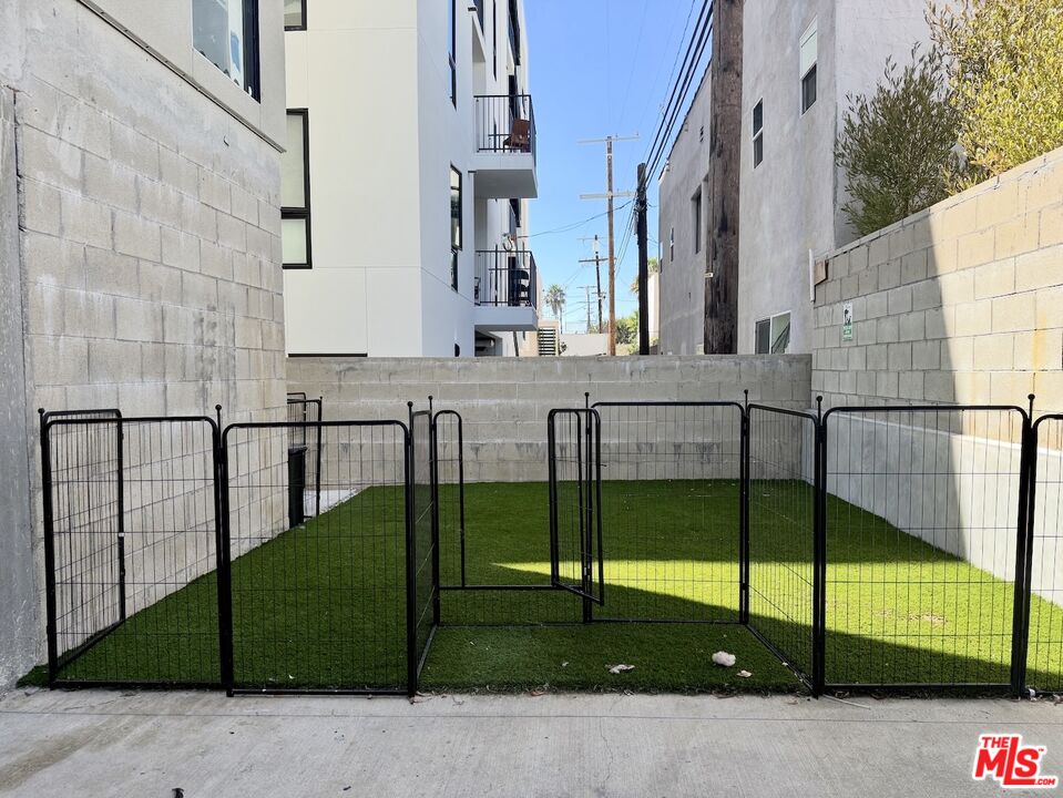 5813 Lexington Ave Unit: 202