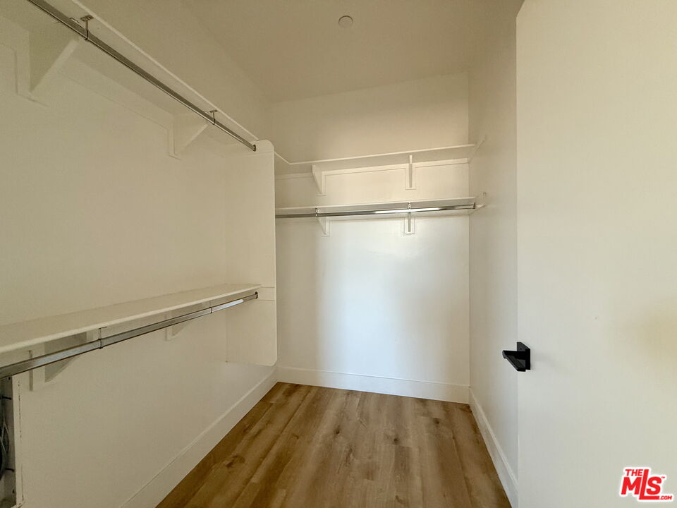 5813 Lexington Ave Unit: 202