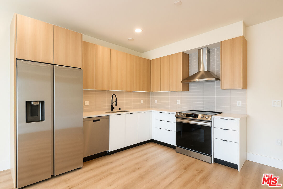 5813 Lexington Ave Unit: 202