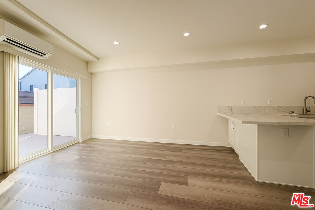 5244 Whitsett Ave Unit: 1/4