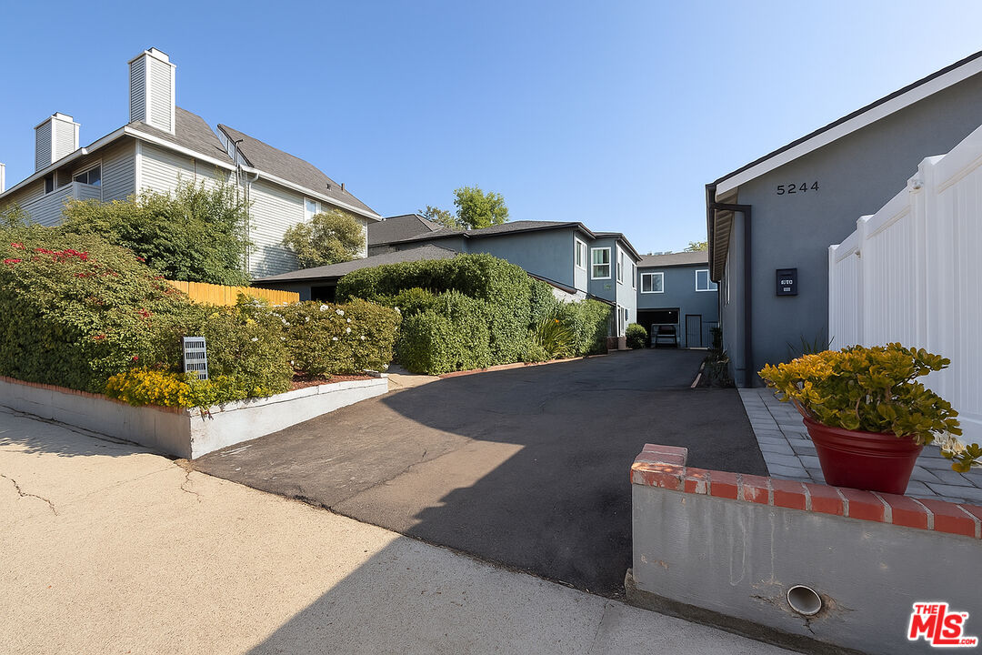 5244 Whitsett Ave Unit: 1/4