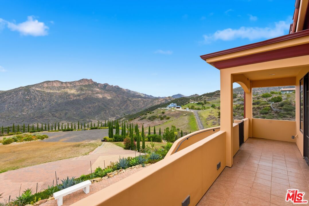 10825 Pacific View Dr