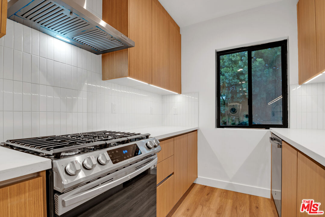 950 Havenhurst Dr Unit: 6