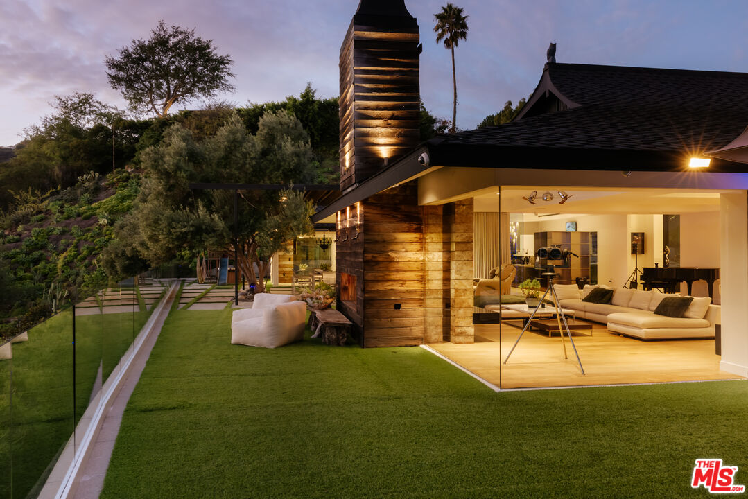 2402 Carman Crest Dr