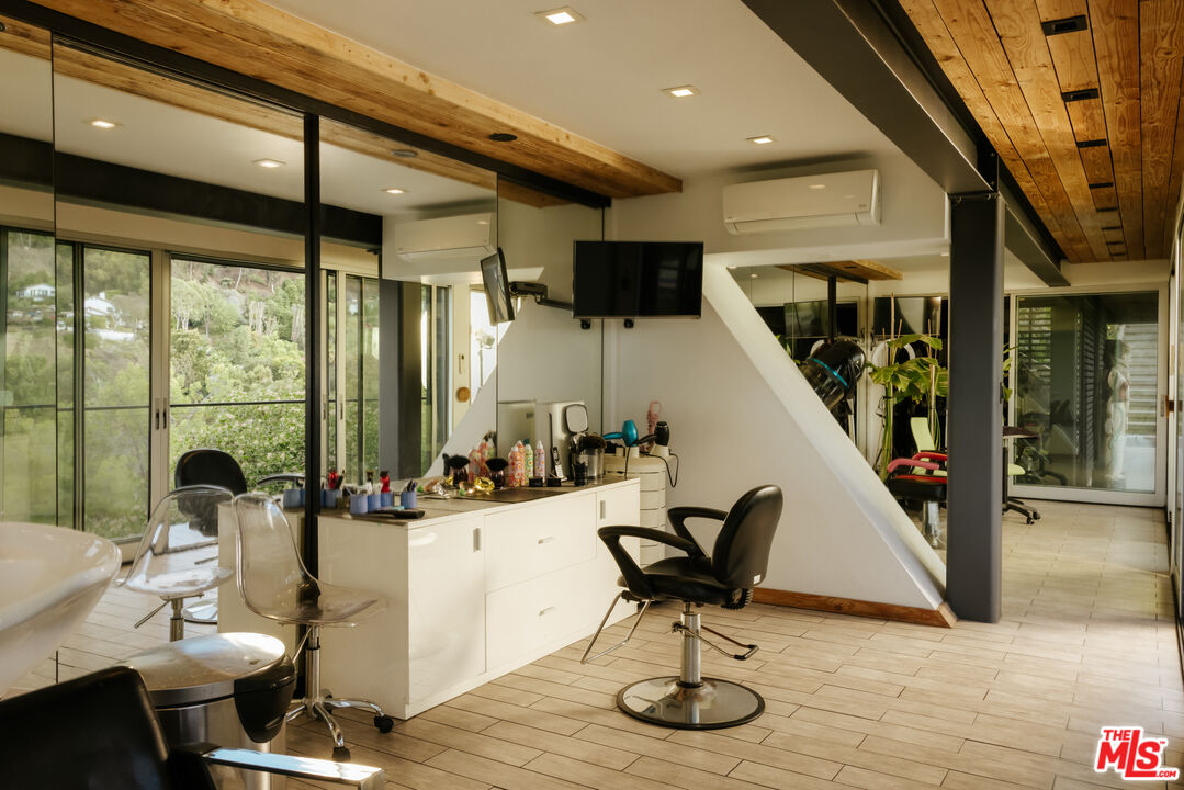 2402 Carman Crest Dr