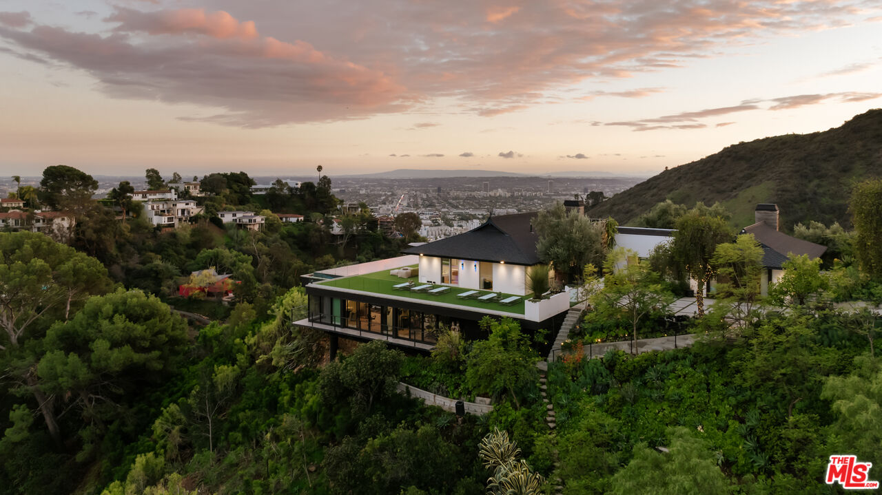 2402 Carman Crest Dr