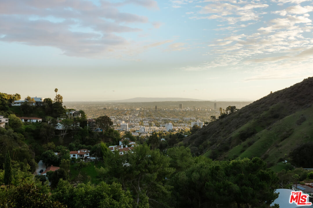 2402 Carman Crest Dr