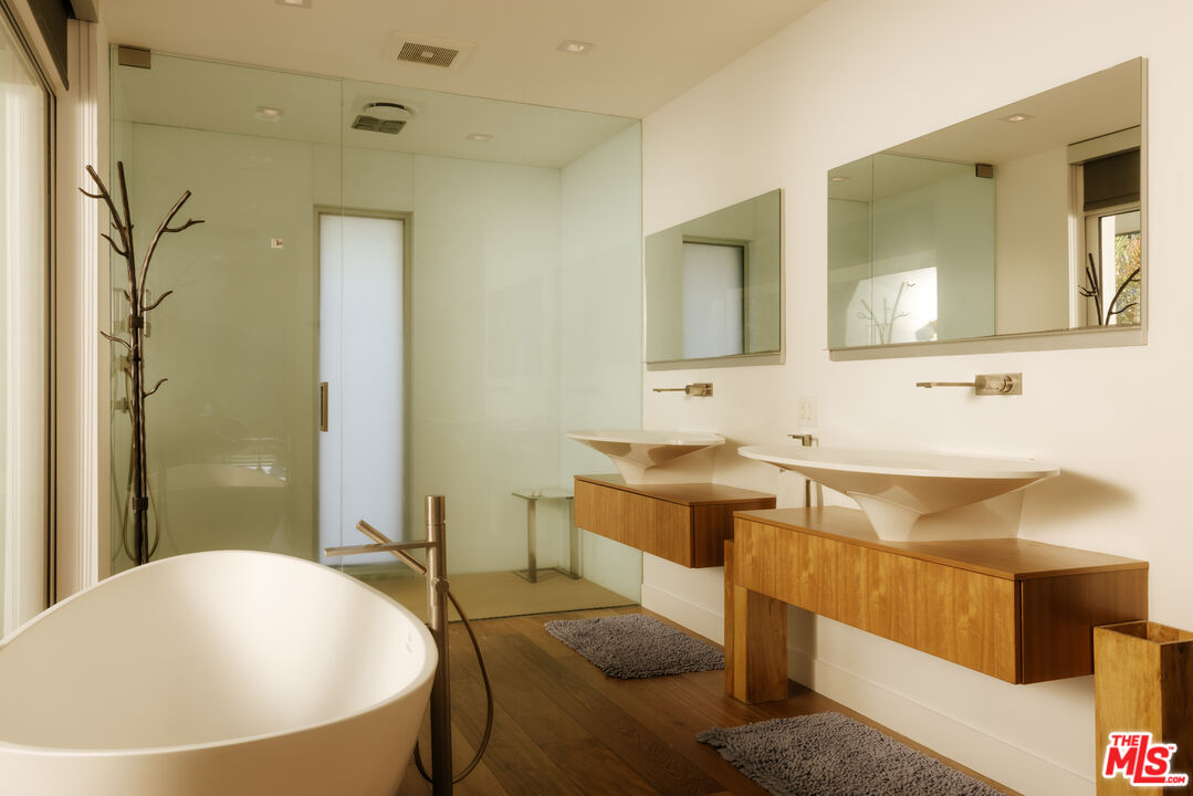 2402 Carman Crest Dr