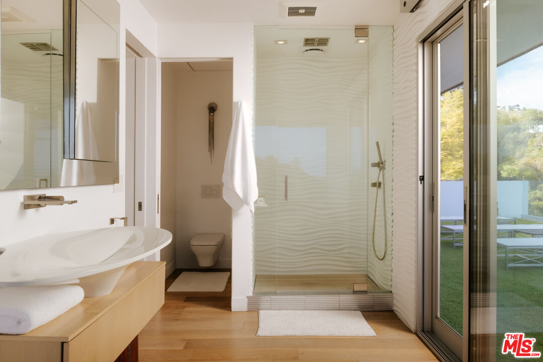 2402 Carman Crest Dr