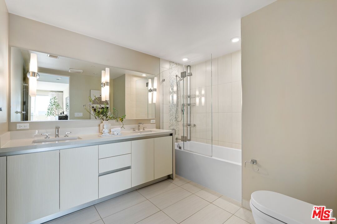 441 S Barrington Ave Unit: 402