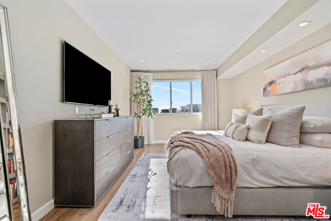 441 S Barrington Ave Unit: 402