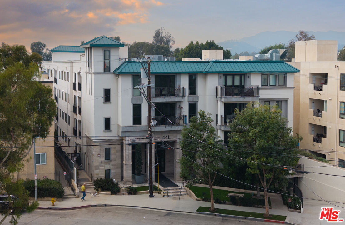 441 S Barrington Ave Unit: 402