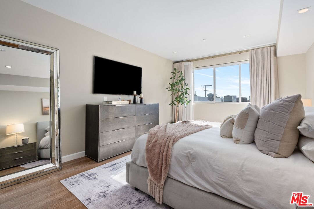 441 S Barrington Ave Unit: 402