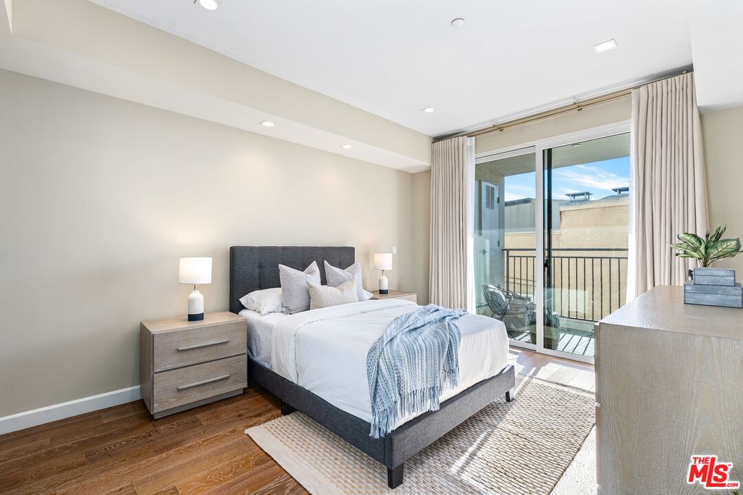 441 S Barrington Ave Unit: 402