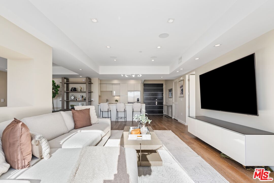 441 S Barrington Ave Unit: 402