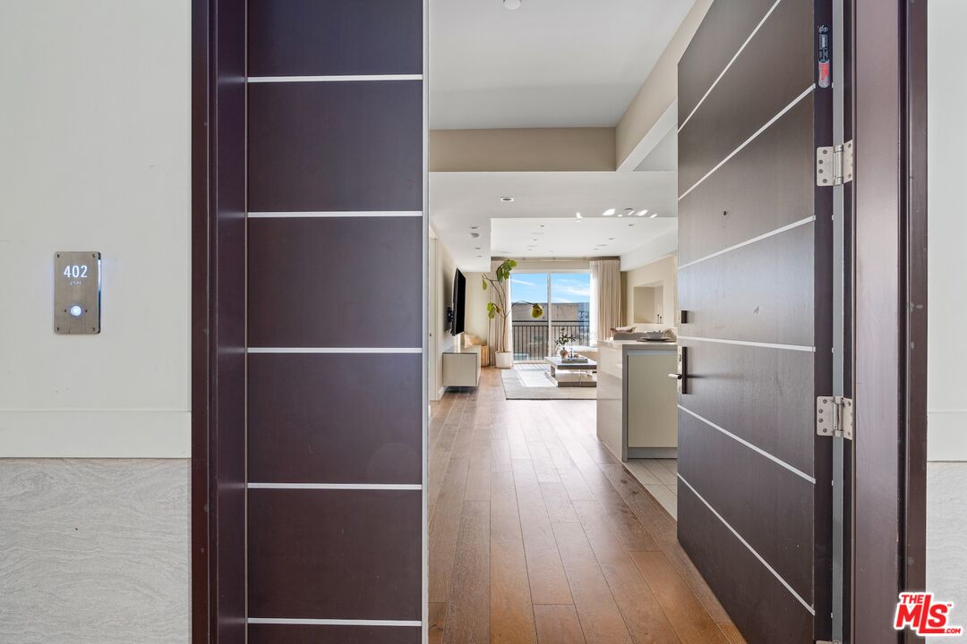 441 S Barrington Ave Unit: 402