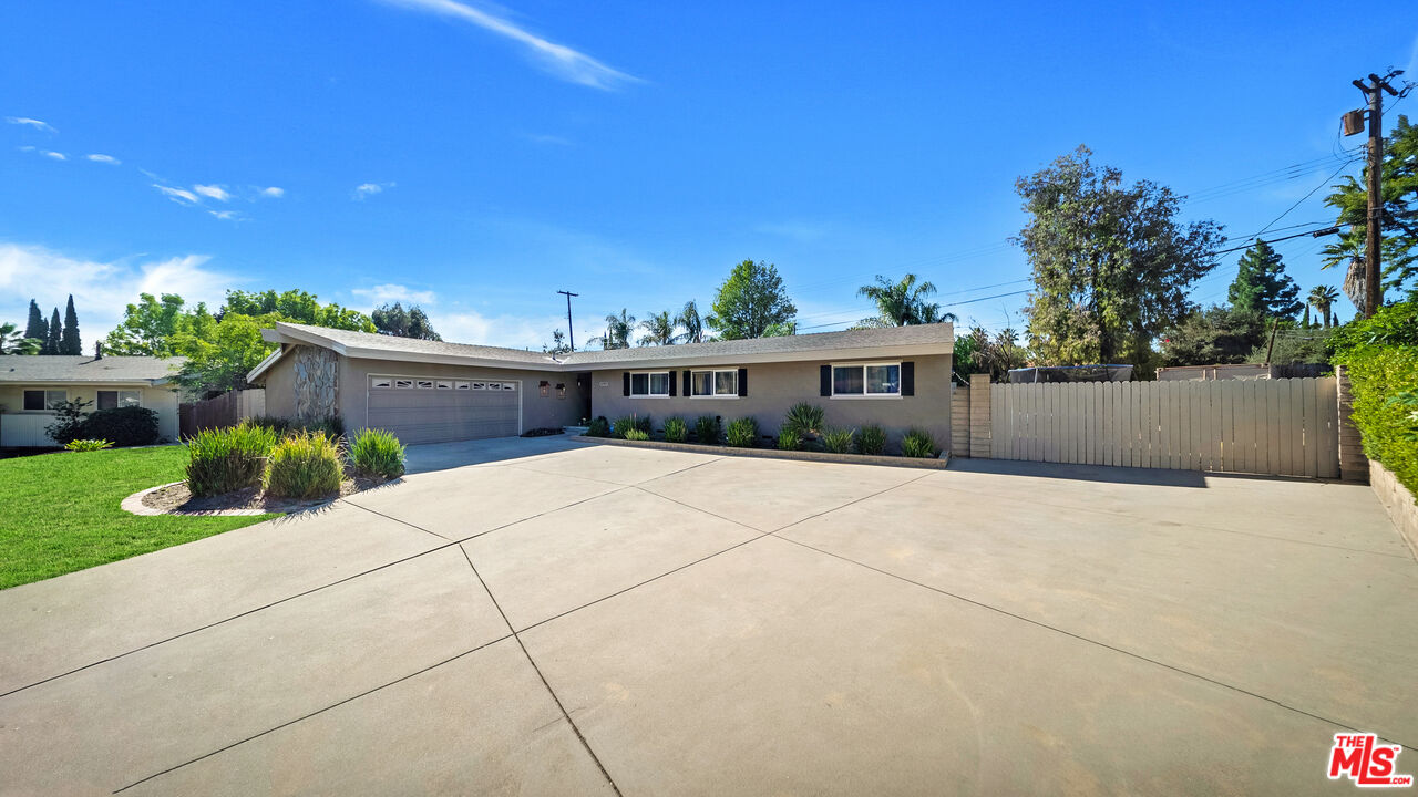 10939 Yolanda Ave
