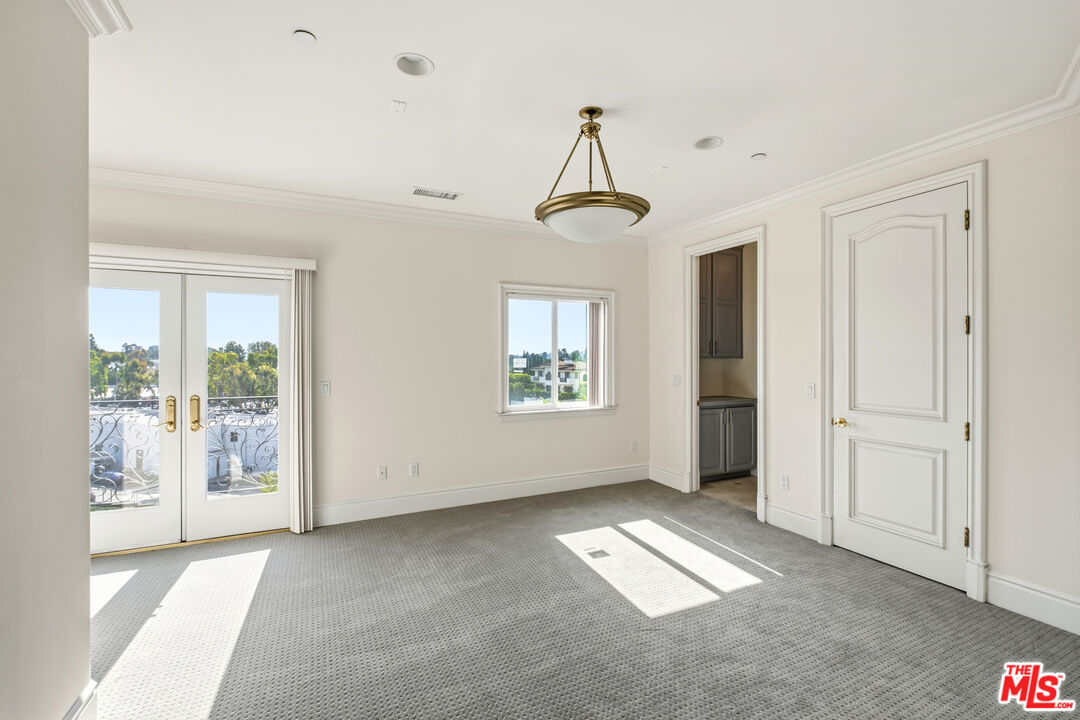 2997 Beverly Glen Cir