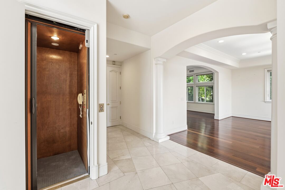 2997 Beverly Glen Cir