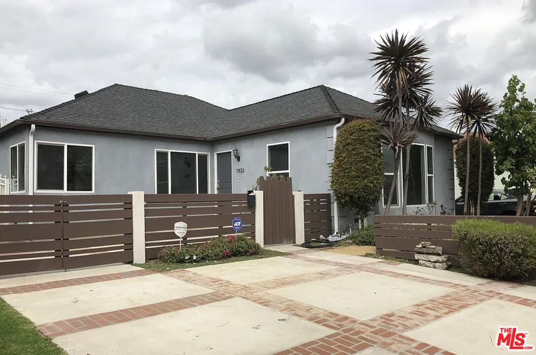 1933 S Point View St