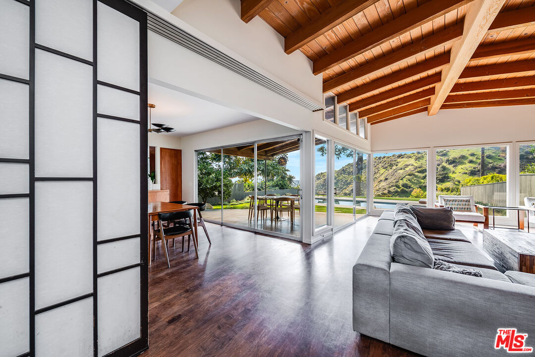 2431 Carman Crest Dr