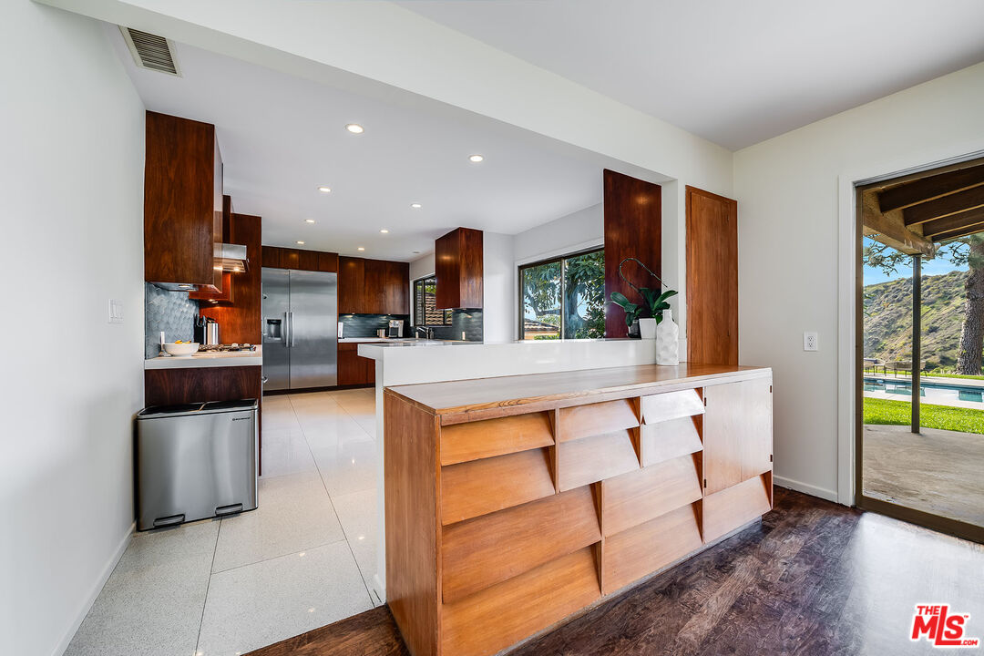 2431 Carman Crest Dr